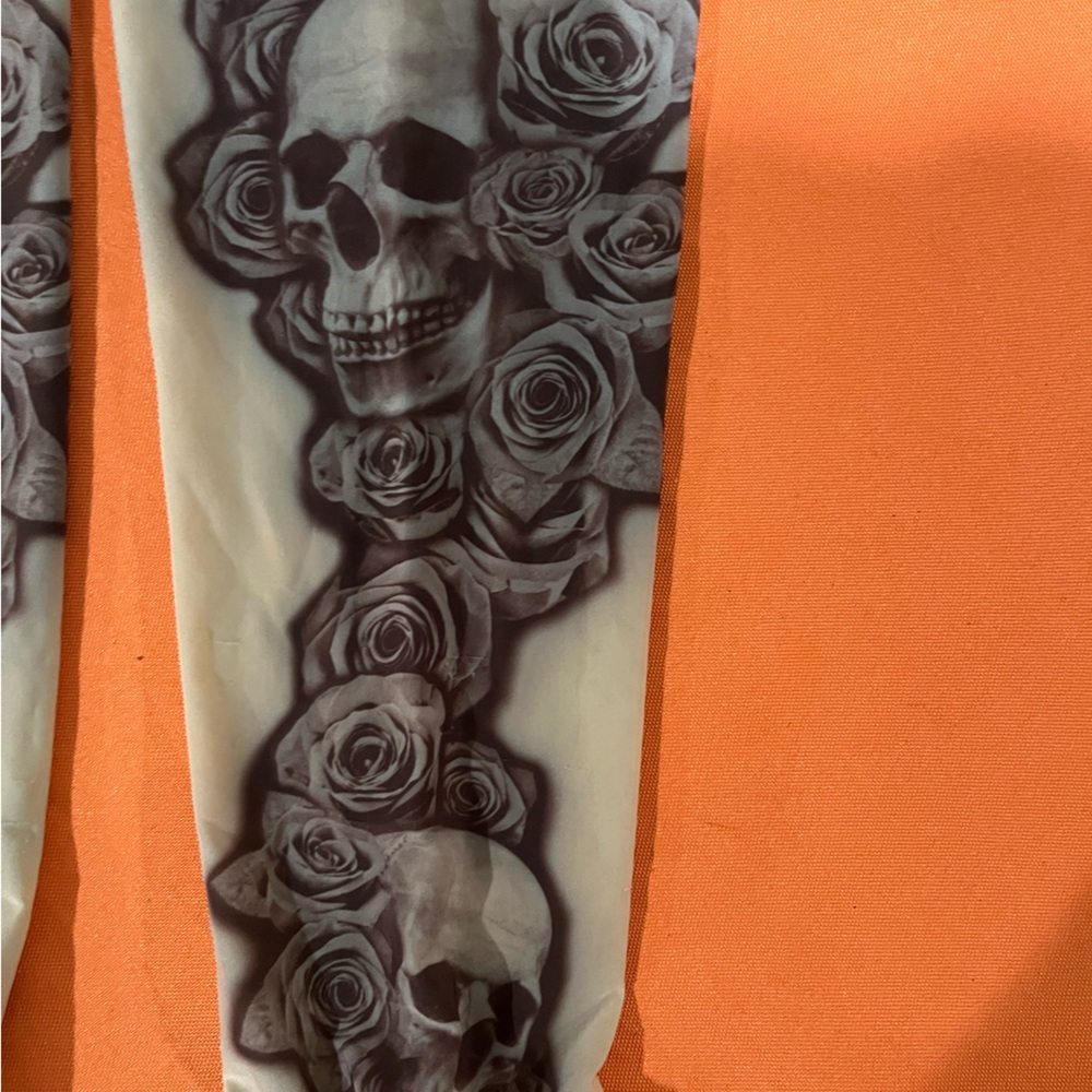 6/$25 Skull and Roses skin arm covers NWOT - Picture 2 of 6